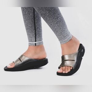 Oofos Women's OOahh Luxe Slide Sandal - Latte